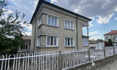 A modern family home consisting of 7 rooms