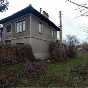 Spacious Two-Storey Brick House with Expansive Garden