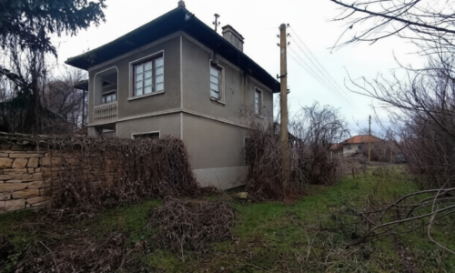 Spacious Two-Storey Brick House with Expansive Garden