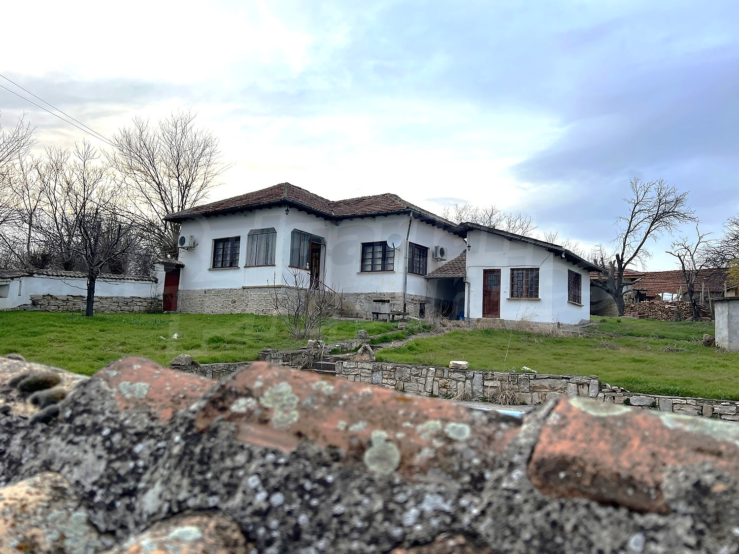 Single-Storey Home with Pool and Expansive Land 2659 sq.m