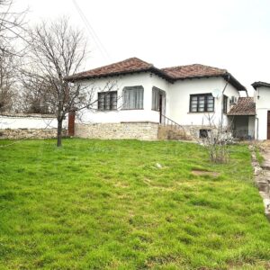 Single-Storey Home with Pool and Expansive Land 2659 sq.m