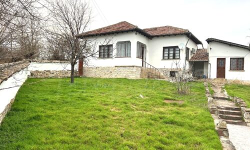 Single-Storey Home with Pool and Expansive Land 2659 sq.m