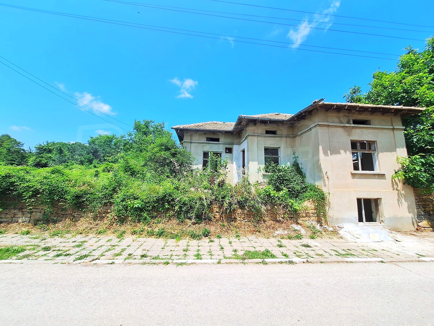 Countryside Property with Expansive Garden