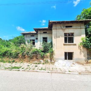 Countryside Property with Expansive Garden